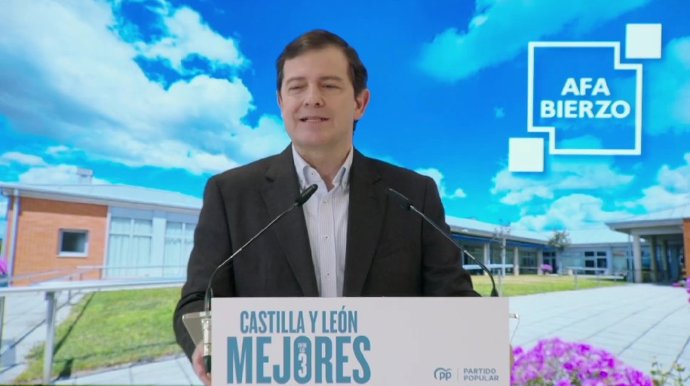 El Presidente del PP de Castilla y León y candidato a la reelección como presidente de la Junta, Alfonso Fernández Mañueco, durante su visita a la Asociación de Alzheimer Bierzo (AFA), en León.