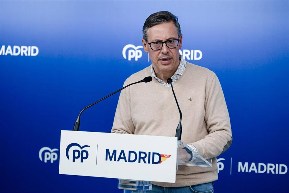 El secretario general del PP de Madrid, Alfonso Serrano, durante una rueda de prensa, en la sede del PP, a 6 de febrero de 2026, en Madrid (España). Serrano ha comparecido tras la denuncia de acoso de una exconcejal de Móstoles contra el alcalde.
