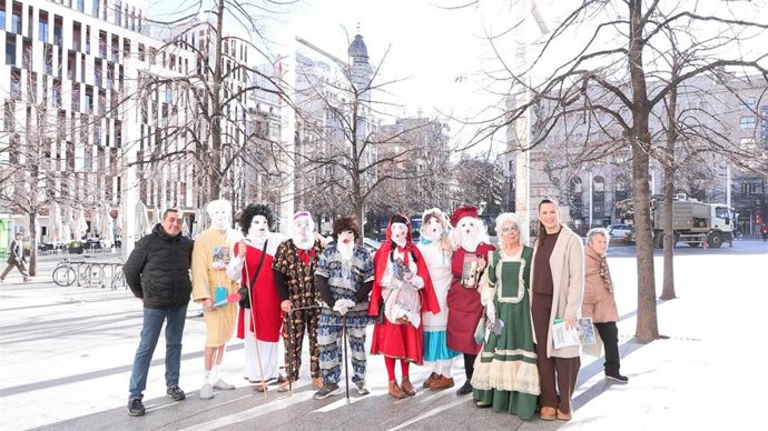 Las 'Mascarutas' de Épila junto al alcalde, Jesús Bazán.