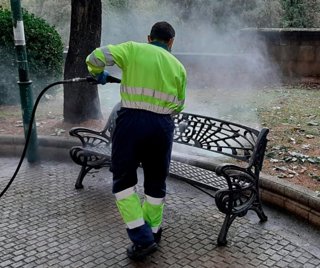 Una empresa de inserción sociolaboral realizará el mantenimiento y limpieza de 1.100 bancos en Salamanca