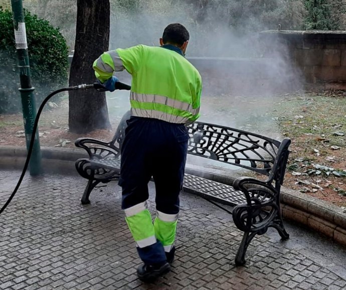 Una empresa de inserción sociolaboral realizará el mantenimiento y limpieza de 1.100 bancos en Salamanca