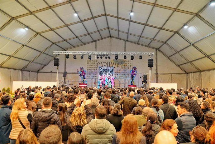Actuaciones de comparsas y chirigotas del 'Carnaval en la calle' de Mairena, en foto de archivo.
