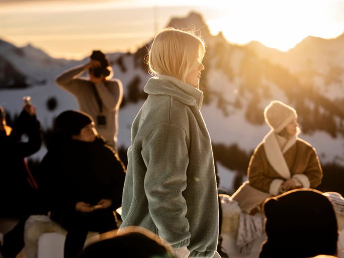 Un desfile de moda por encima de las nubes