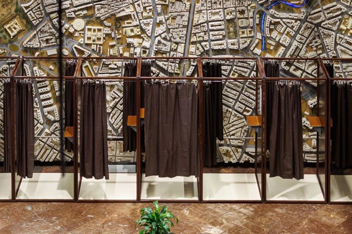 Cabinas sin cajetines en el hall del Ayuntamiento de Zaragoza