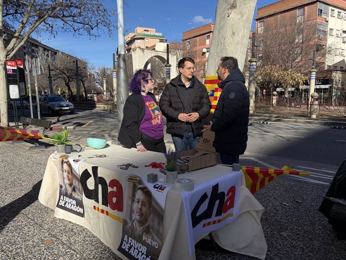 El candidato de CHA a la Presidencia de Aragón, Jorge Pueyo, en una mesa informativa en La Almozara.