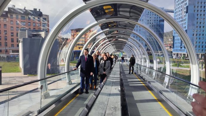 El presidente del Principado, Adrián Barbón, y la delegada del Gobierno, Adriana Lastra, en la inauguración de los tapices rodantes y el intercambiador del HUCA.
