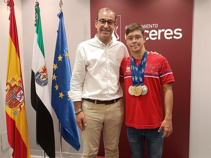 Archivo - El alcalde de Cáceres Rafael Mateos y el nadador Guillermo Gracia