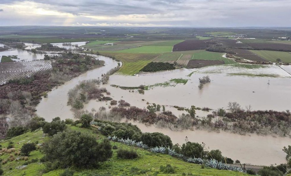 El río Guadalquivir se desborda a su paso por Almodóvar del Río.