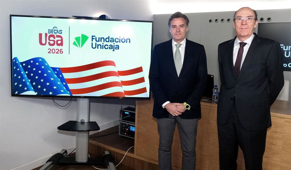 El director de Actividades Sociales de la Fundación Unicaja, Gerardo Lerones, y el director general de la organización especializada en educación internacional Aston Herencia, Enrique León, en la presentación de las Becas USA.