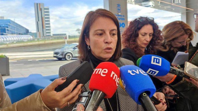 La delegada del Gobierno, Adriana Lastra, atiende a los medios de comunicación.