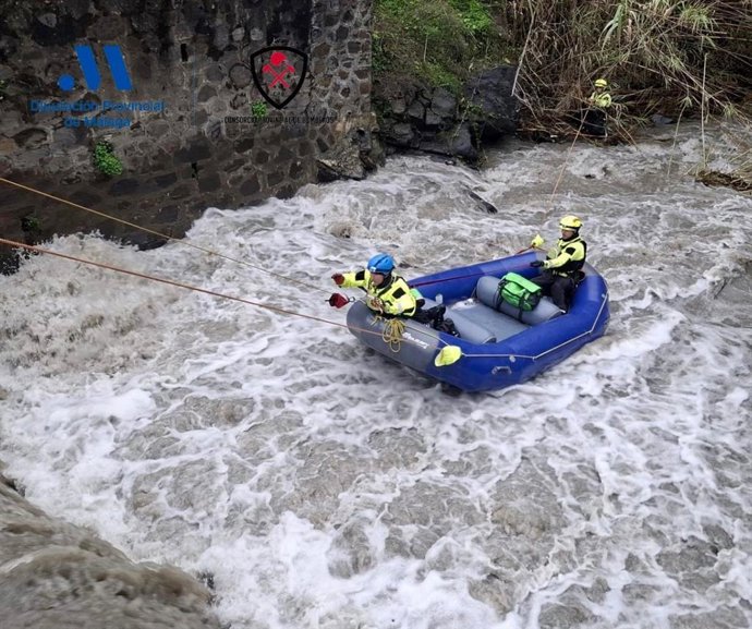 Agentes da CPB durante a busca pela mulher em Sayalonga após ela ter caído no rio Turvilla.