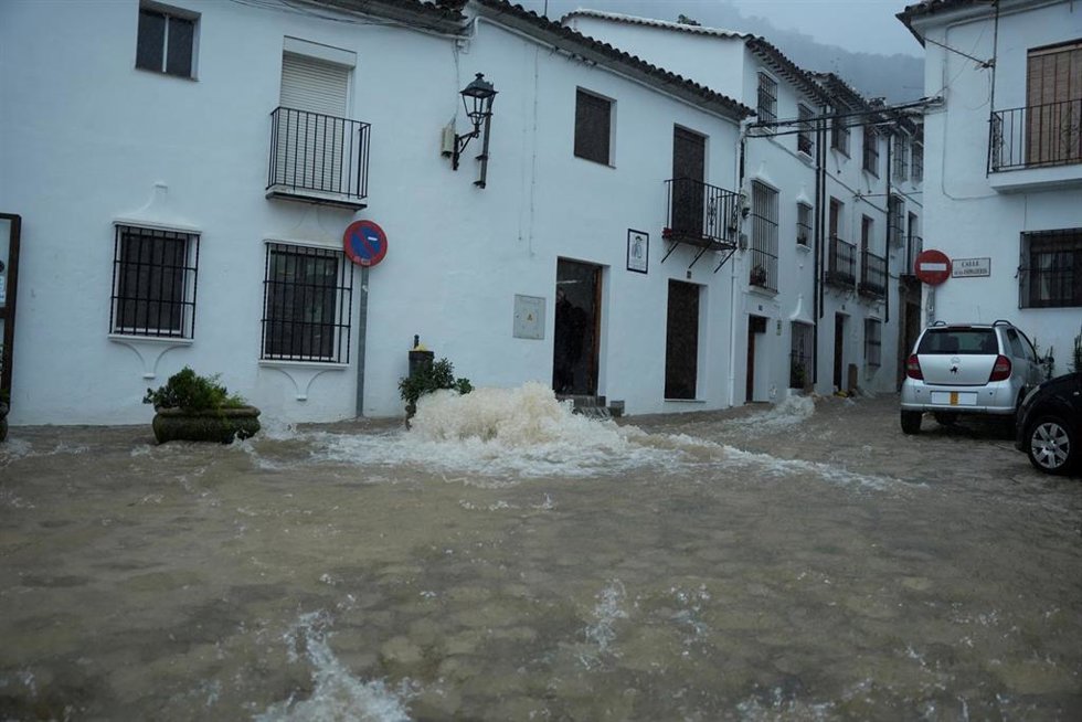 Calle convertida en río en la localidad gaditana de Grazalema tras el paso de la borrasca Leonardo. A 4 de febrero de 2026, en Grazalema, Cádiz (Andalucía, España).  