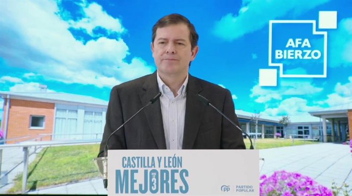 El presidente del PP de Castilla y León y candidato a la reelección como presidente de la Junta, Alfonso Fernández Mañueco, durante su visita a la Asociación de Alzheimer Bierzo (AFA), en León.