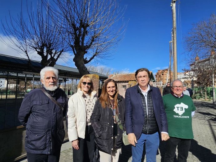 El candidato de Teruel Existe a la Presidencia de Aragón, Tomás Guitarte, junto a otros miembros de la formación, en la estación de tren de Teruel.
