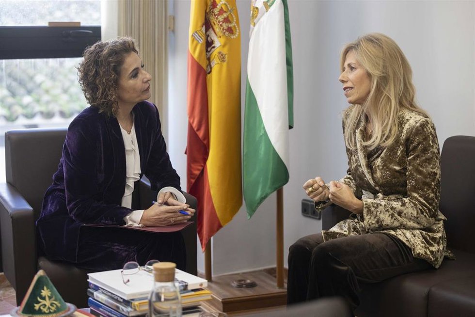 La vicepresidenta primera del Gobierno de España, María Jesús Montero, durante su reunión con la subdelegada del Gobierno en Huelva, María José Rico, para analizar los daños del temporal en la provincia.