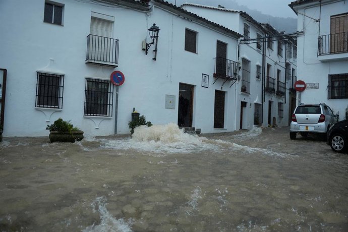 Rua transformada em rio na localidade gaditana de Grazalema após a passagem da tempestade Leonardo. Em 4 de fevereiro de 2026, em Grazalema, Cádiz (Andaluzia, Espanha). A Unidade Militar de Emergência (UME) intervém em Grazalema, em tarefas de drenagem de