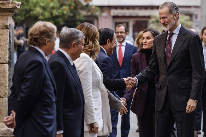El Rey Felipe VI (i) y la reina Letizia (2i) saludan al president de la Generalitat Valenciana, Juanfran Pérez Llorca (3d); y a la alcaldesa de Valencia, María José Catalá (3i), a su llegada para visitar la exposición 'La transformación de Valencia 1866-2