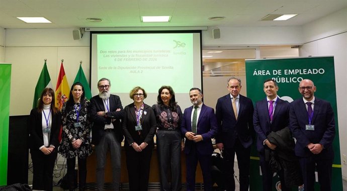 Foto de familia de la jornada sobre retos de las viviendas turísticas y la fiscalidad del sector, organizada por la Diputación y Fundación Democracia y Gobierno local.