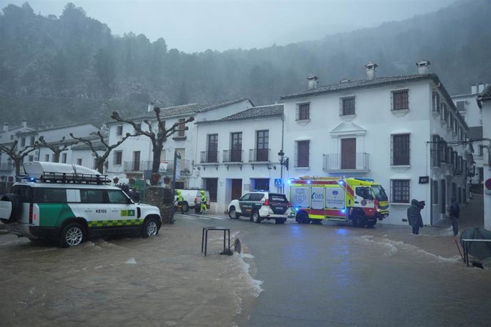 Distintos cuerpos de bomberos trabajan en labores de achique de agua en calles y vivendas de la localidad gaditana de Grazalema inundadas tras el paso de la borrasca Leonardo.