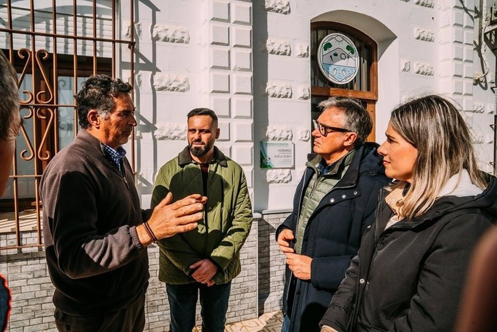 El portavoz de Vox en Andalucía, Manuel Gavira, con la Comunidad de Regantes de La Algaida en Sanlúcar de Barrameda.