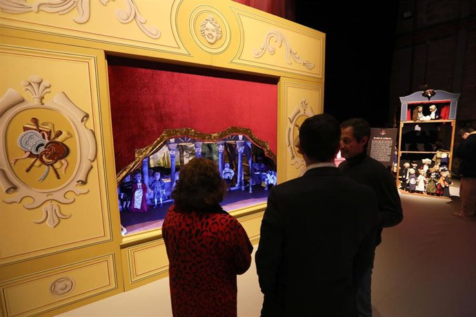 El alcalde de Toledo, Carlos Velázquez ha inaugurado hoy en el Teatro de Rojas la exposición 'Actores sin alma. Mil años de Teatro de Figuras en España, una muestra "excepcional" .