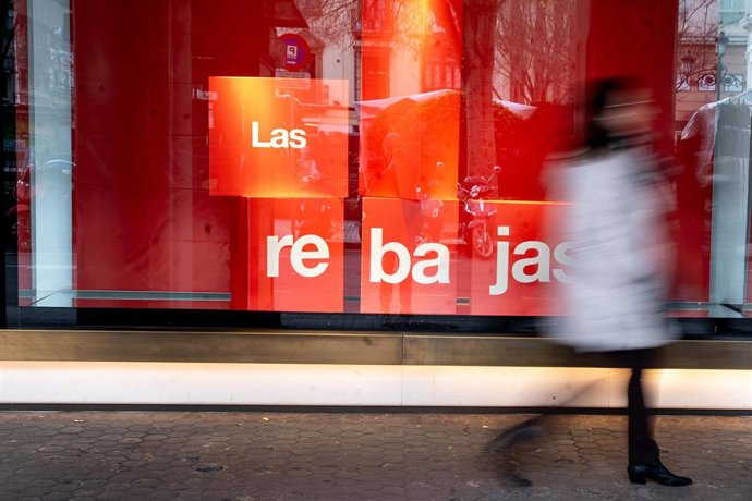 Imagen de comercios de la capital hispalense anunciando sus Rebajas de Invierno. A 7 de enero de 2026, en Sevilla (Andalucía, España). Como es tradición a partir del 7 de enero un importante número de establecimientos y centros comerciales de Sevilla dan 