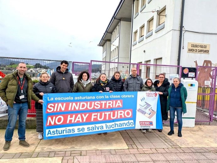 Concentración de CCOO de Enseñanza frente al Colegio Público Ramón de Campoamor de Navia.