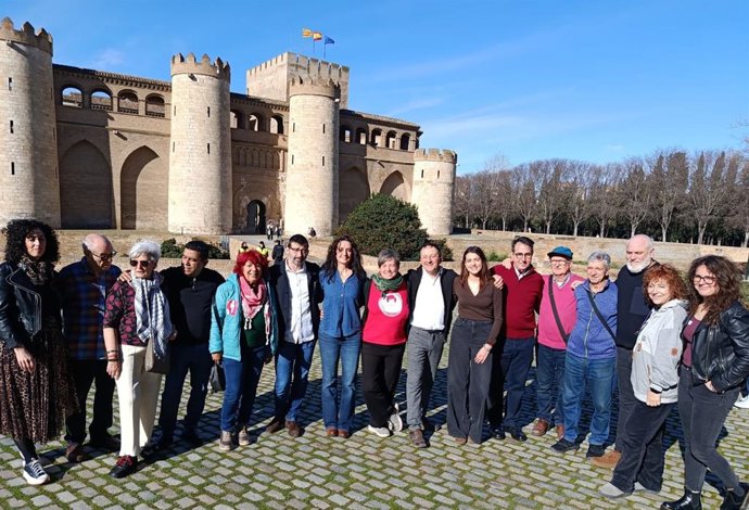 Miembros de la coalición IU-Movimiento Sumar, encabezados por la número uno por Zaragoza, Marta Abengochea, junto al Palacio de la Aljafería, en el último día de campaña.