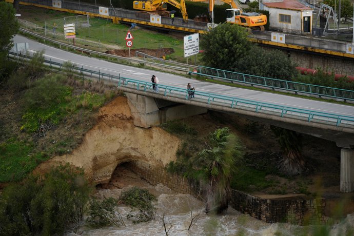 Desprendimiento de un talud en la carretera que pasa por el puente de la presa de Arcos provocado por los efectos del temporal de las últimas jornadas. A 6 de febrero de 2026, en Arcos de la frontera Cádiz (Andalucía, España).