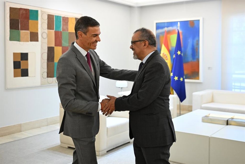 Archivo - El presidente del Gobierno, Pedro Sánchez, con el director general de la Organización Mundial de la Salud (OMS), el doctor Tedros Adhanom Ghebreyesus.
