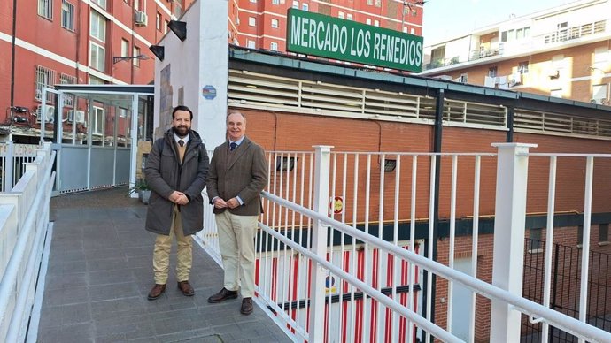 El delegado territorial, Antonio Augustín, visita el mercado de abastos de Los Remedios con ocasión del Día del Comercio.