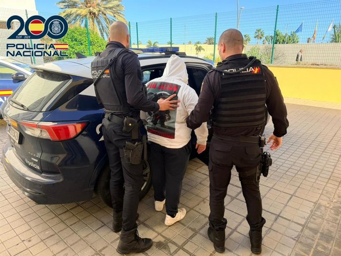 La Policía Nacional detiene a un joven por un delito contra la salud pública en las inmediaciones del Hospital Insular