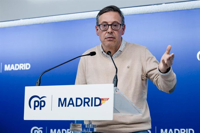 El secretario general del PP de Madrid, Alfonso Serrano, durante una rueda de prensa, en la sede del PP, a 6 de febrero de 2026, en Madrid (España). Serrano ha comparecido tras la denuncia de acoso de una exconcejal de Móstoles contra el alcalde.