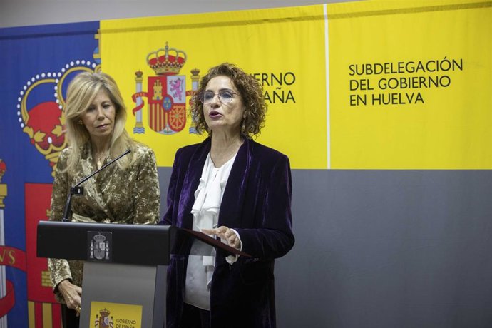 La vicepresidenta primera del Gobierno y ministra de Hacienda, María Jesús Montero, en rueda de prensa junto a la subdelegada del Gobierno en Huelva, María José Rico.