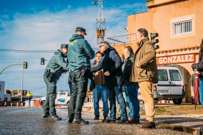 El portavoz de Vox en Andalucía, Manuel Gavira, este viernes saluda a agentes de la Guardia Civil en su visita a Jerez de la Frontera (Cádiz).