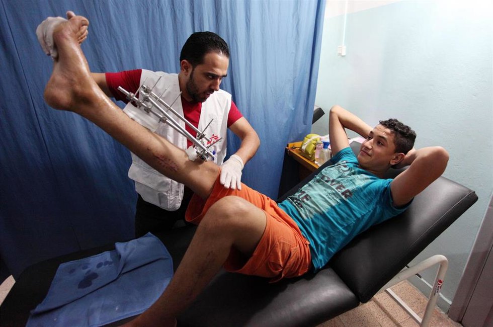 Archivo - Un trabajador de MSF atiende a un herido en Gaza 