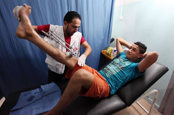 Archivo - May 28, 2018 - Gaza City, Gaza Strip, Palestinian Territory - A Palestinian wounded who was injured during clashes with Israeli troops in tents protest where Palestinians demand their rights to return to their homeland at Israel-Gaza border, rec