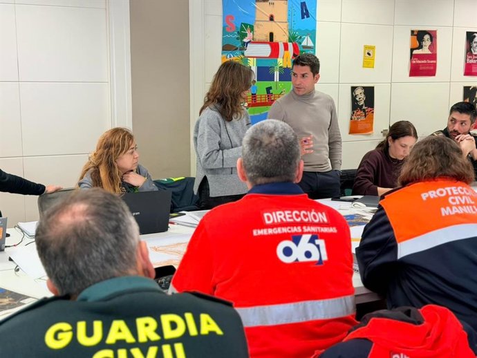 La delegada del Gobierno andaluz en Málaga, Patricia Navarro, y al alcalde de Casares, Juan Luis Villalón, en una reunión en el Puesto de Mando Avanzado.