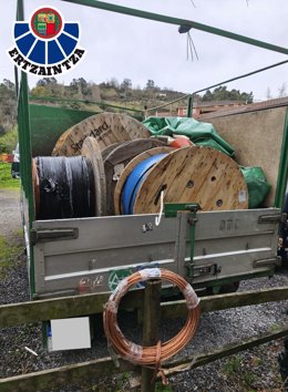 Azpiestazio elektriko batetik kobrezko kableen bobinak zeramatazn gizon bat atxilotu dute Ortuellan