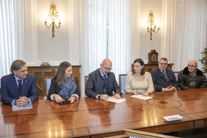 El consejero de Salud, César Pascual, y la alcaldesa de Santander, Gema Igual, firman la renovación del convenio para la cesión de locales destinados a donaciones de sangre.