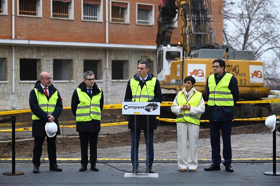 El delegado del Gobierno para la Comunidad de Madrid, Francisco Martín Aguirre, el ministro de la Presidencia, Félix bolaños, el presidente del Gobierno, Pedro Sánchez, la ministra de Vivienda, Isabel Rodríguez, y el ministro para la Transformación Digi