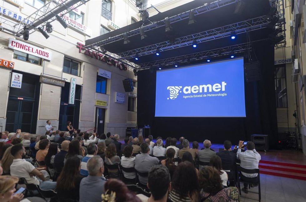 Archivo - Los asistentes ven proyectada la nueva imagen corporativa de la AEMET, durante la presentación del plan estratégico de AEMET y de su nueva imagen corporativa, en La Casa Encendida, a 3 de junio de 2025, en Madrid (España). 