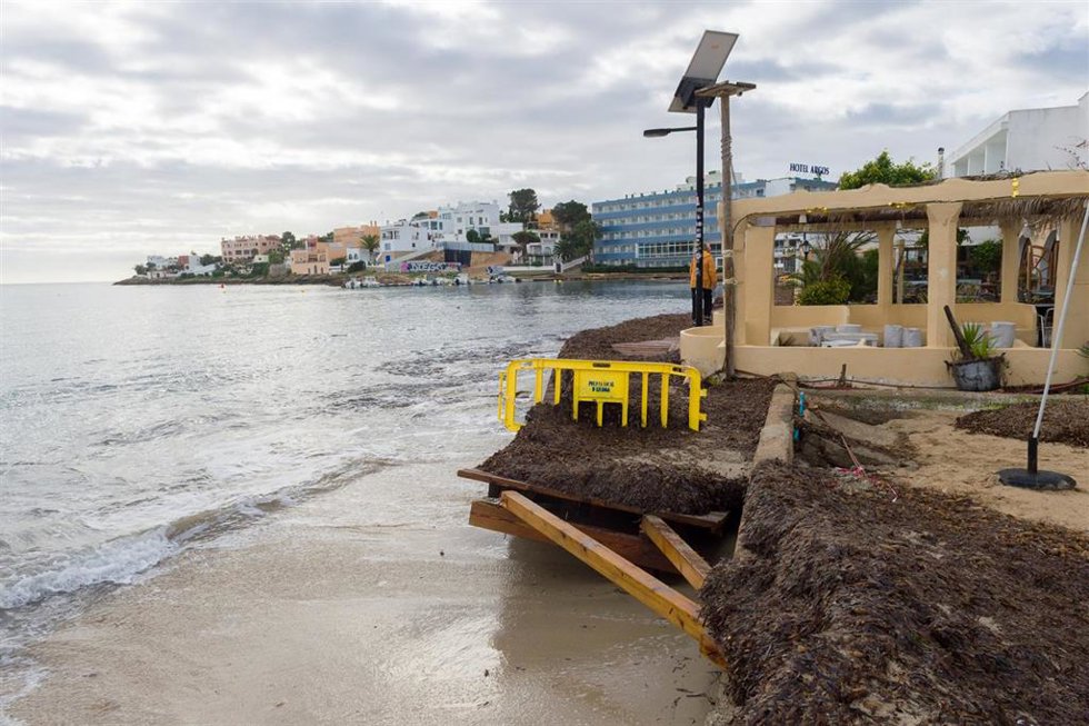 Paso del temporal por la playa de Talamanca, a 29 de enero de 2026, en Ibiza, Islas Baleares (España).