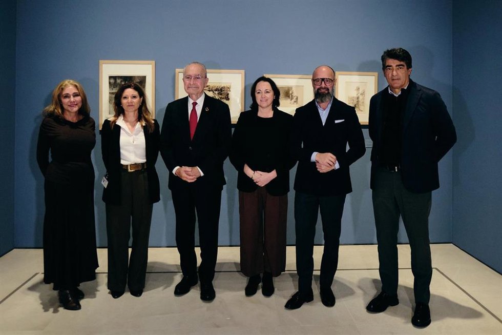 El alcalde, Francisco de la Torre, y la concejala de Cultura, Mariana Pinada, junto a representantes del museo Carmen Thyssen Málaga y del patrocinador de la muestra durante la  inauguración de la exposición  'Mariano Fortuny. Dibujos'.