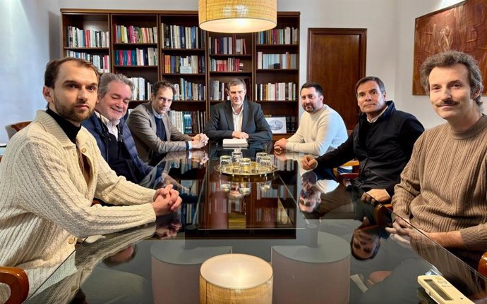 Conseller de Turismo junto con galeristas