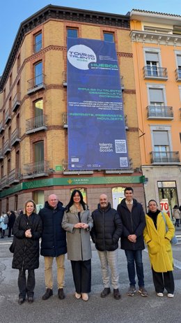 La alcaldesa Lorena Orduna frente a la lona del Tour del Talento 2026.