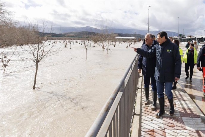 El presidente de la Junta de Andalucía, Juanma Moreno (d), visita este viernes 6 de febrero la localidad de Húetor Tájar, en la comarca granadina de Loja, gravemente afectada e incomunicada tras quedar rodeada por el agua tras desbordarse el río Genil. A 