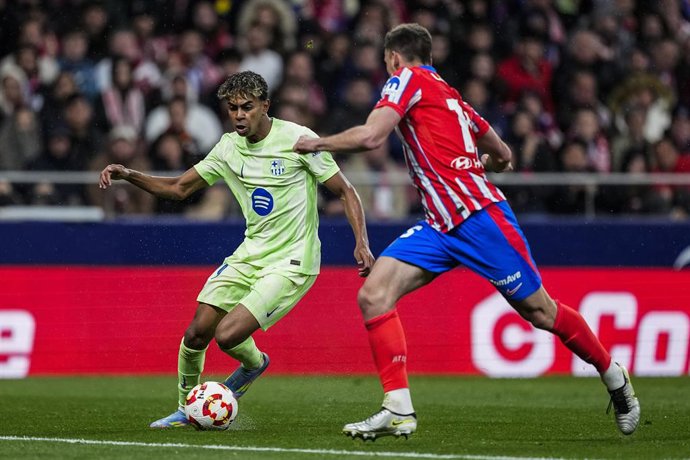 Archivo - Lamine Yamal of FC Barcelona and Clement Lenglet of Atletico de Madrid in action during the Spanish Cup, Copa del Rey, football match Semifinal Second Leg played between Atletico de Madrid and FC Barcelona at Riyadh Air Metropolitano on April 02