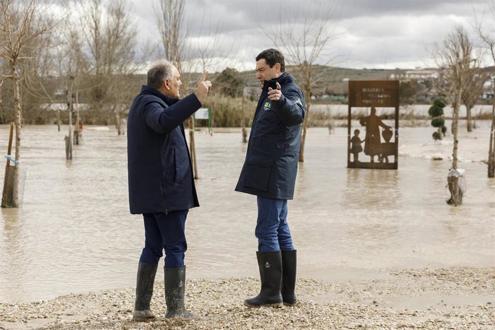 El presidente de la Junta de Andalucía, Juanma Moreno, visita Huétor Tájar (Granada) junto a su alcalde, Fernando Delgado, tras las inundaciones sufridas por el desbordamiento del río Genil