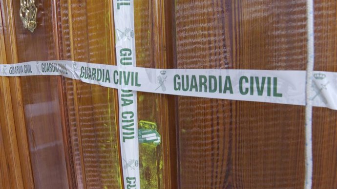 Archivo - Imagen de la puerta de la vivienda de la vecina de Rafelcofer asesinada, precintada por la Guardia Civil